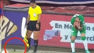 Смразяващо: Уцелиха футболист с нож в главата (ВИДЕО)