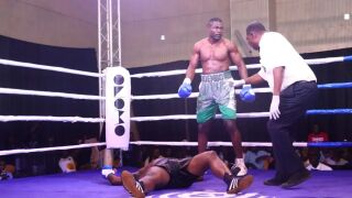 Трагедия на ринга: Боксьор издъхна след зверски нокаут (ВИДЕО)