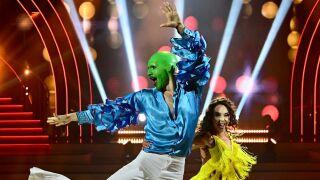 "Безапелационна самба!": Папи Ханс се развихри като Маската в "Dancing Stars" (ВИДЕО)