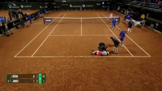 Тенисистка с 8 пръста колабира на корта (ВИДЕО)