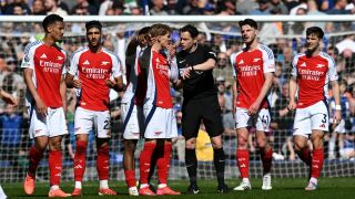 Спорна дузпа съвсем отдалечи Арсенал от титлата