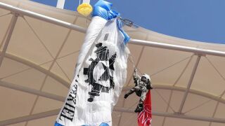 Заклещен парашутист забави мач (ВИДЕО)