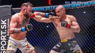 След целувка и неприличен жест: Скандал на MMA мач (ВИДЕО)