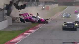 Кола се запали след тежка катастрофа за Купата на Льо Ман (ВИДЕО)