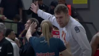 Скандал в Гърция: Фен наплю Везенков, прекъснаха мача (ВИДЕО)