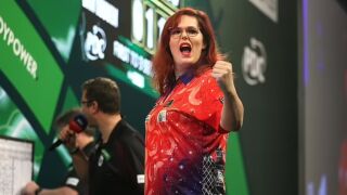 Трансджендър мачка на дартс за втори пореден път (ВИДЕО)