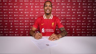 Официално: Ван Дайк е вторият най-скъпоплатен защитник в света (ВИДЕО)