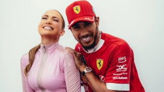 В тесен розов гащеризон: Джей Ло изпепели бокса на Ферари