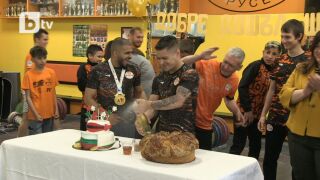 Посрещнаха Ангел Русев с торта и златно шампанско (ВИДЕО)