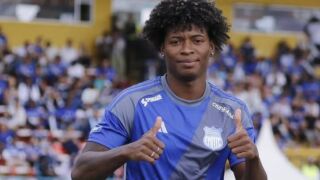 Футболист се скри под леглото, докато отвличат семейството му