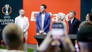 Хиляди на опашка за среща с легендарния Джиджи! (ВИДЕО)