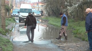 Снимка: "Никой не се интересува как живеем": Огромен проблем с пътната мрежа в Добрич - хората вървят с плавници