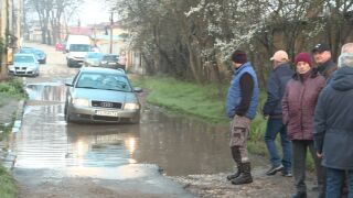 Снимка: "Никой не се интересува как живеем": Огромен проблем с пътната мрежа в Добрич - хората вървят с плавници