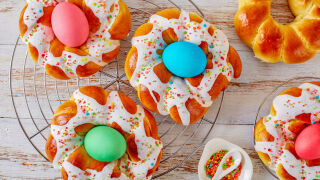 Защо италианците вплитат яйца във великденския козунак? (СНИМКИ + РЕЦЕПТА)