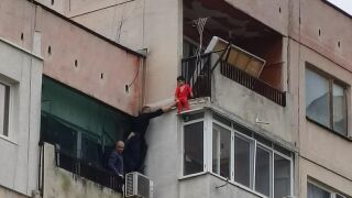 Снимка: Увисналото от осмия етаж дете в Ямбол и сестра му се събират днес в приемно семейство