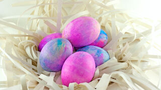Как да боядисаме великденски яйца с помощта на крем за бръснене (ВИДЕО)
