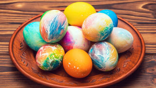 Как да си направим шарени великденски яйца с ефект „тай-дай“