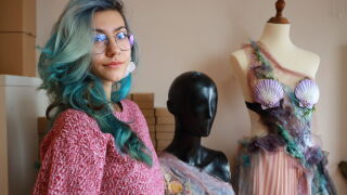 Цветница е! Художничка вдъхва втори живот на цветята, заключва ги в корсети! (ВИДЕО)