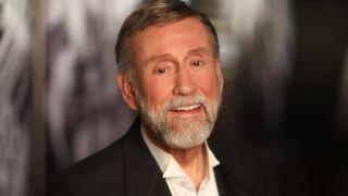 Носителят на "Грами" Рей Стивънс е претърпял счупване на врата (СНИМКИ)