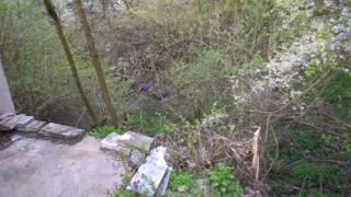 Снимка: Живот на ръба на пропастта: Земята под къщата на тричленно семейство се свлича 