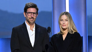 "Бандата на Оушън" се завръща! Брадли Купър и Марго Роби стават "родители" на Джордж Клуни (СНИМКИ)