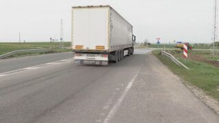 Снимка: Опасно кръгово кръстовище в Ямболско: „Превърна се в алея на смъртта“, „тирове минават като джигити“ 