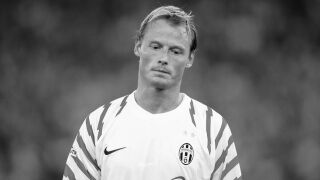 Влак помете емблематичен вратар на Ювентус, Ливърпул и Арсенал