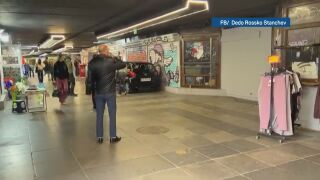 Снимка: Очевидец за колата, "паркирала" в подлез на Орлов мост: Слезе по стълбите, подскачайки на всяко стъпало