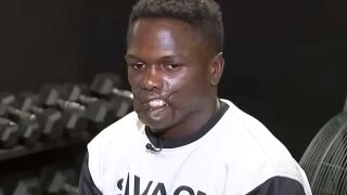 На 6 едва не го убиха шимпанзета, а сега е шампион на тепиха 