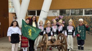 Как ученици от София съживиха духа на Априлското въстание - с черешово топче и зелено знаме (СНИМКИ)