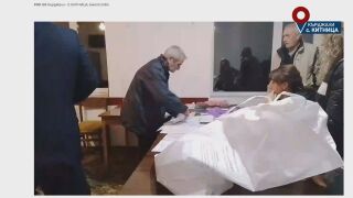 Снимка: Как се броят бюлетини „на сляпо“? В над 160 секции не е имало видеонаблюдението