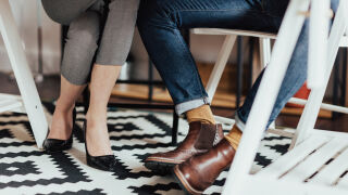 Какво се случва под масата по време на среща - и защо не трябва да го игнорираме 