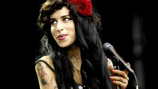 Бащата на Ейми Уайнхаус загуби дело срещу нейни приятелки - ето защо (СНИМКИ)