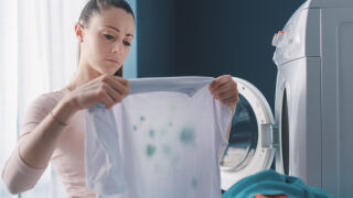 Боядисано пране? Ето как лесно да спасите дрехите