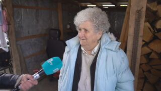 Снимка: "Включих да стопля ядене и заспах. Всичко беше в пушек": Монтират димни детектори в домовете на възрастни хора
