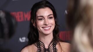 Ан Хатауей диктува тенденциите в маникюра това лято - ето кой цвят е номер едно! (ВИДЕО)