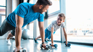 Децата ни прекарват до 7 часа пред екрана: как спортът се превръща в решение?