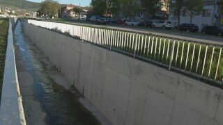 Снимка: Пожарникари спасиха 12-годишно дете, паднало в корито на река в Шумен