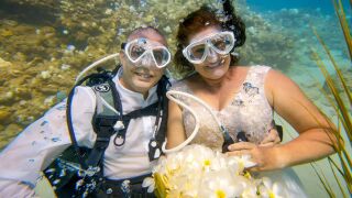 Тя каза "ДА" на морското дъно - една история за любов под вода, която спира дъха! (СНИМКИ)