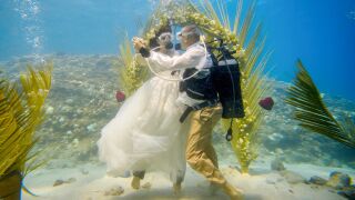 Тя каза "ДА" на морското дъно - една история за любов под вода, която спира дъха! (СНИМКИ)