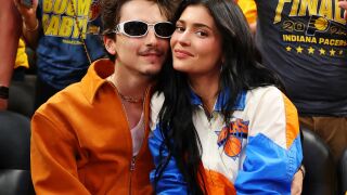 Романтика и баскетбол: Кайли Дженър и Тимъти Шаламе с гореща поява на мача на сезона (СНИМКИ)