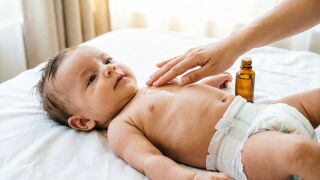 Бебешко олио: видове, ползи и как да изберем най-подходящото