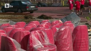 Незавършени 3 реда със седалки, кофражни платна и метални прегради. Това е 