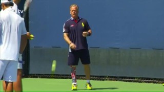 Дядо с протеза гони топките на US Open (ВИДЕО)