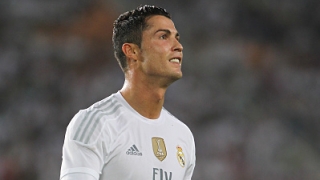 Фен татуира Кристиано Роналдо на гърба си... пет пъти (ВИДЕО)