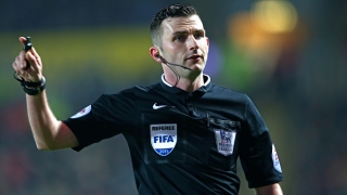 Има ли съдия на стадиона? Майкъл Оливър спаси мач при жените