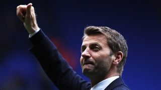 Мениджърът на Астън Вила Тим Шърууд изрита бутилка и се контузи