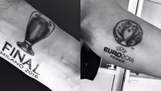 Марк Клатенбърг си татуира логата на двата големи финала, които свири през годината 