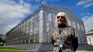Марта Минухин построи Партенон от 100 000 забранени книги