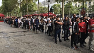 Грабят като топъл хляб фланелките на Неймар в Париж (ВИДЕО)